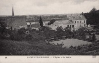 Saint-Cyr-sur-Loire - L'église et la mairie.
