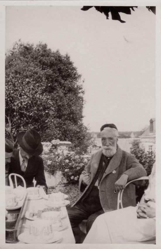 Saint-Cyr-sur-Loire - (archives de Léon Carias) Anatole France à La Béchellerie : 2 cartes postales photos, 3 photographies originales. 5 Saint-Cyr-sur-Loire - La Béchellerie - Anatole France - Photographie originale prise par Jacques Lion le 29 juin 1923.