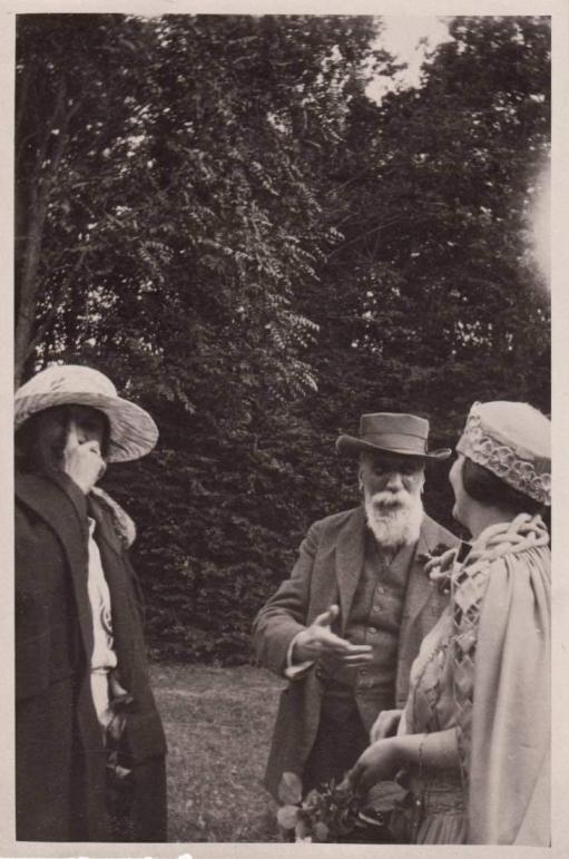Saint-Cyr-sur-Loire - La Béchellerie - De gauche à droite, Suzanne Lion, Anatole France et madame Michel Corday - Photographie originale, 16 juillet 1922.