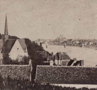 Saint-Cyr-sur-Loire - Photo stéréoscopique - Vue du clocher de St-Cyr et de la ville de Tours prise des coteaux de St-Cyr - Détail (7,5 x 7 cm).