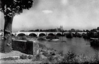 Saint-Cyr-sur-Loire - Vue sur le pont de pierre et la ville de Tours.