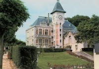 Saint-Cyr-sur-Loire - Mairie et jardin de la piscine.
