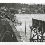 Saint-Cyr-sur-Loire - 2 janvier 1939, la passerelle mise en place durant la reconstruction en béton du pont Bonaparte, jugé vétuste, est prise par les glaces. Le pont est emporté au moment de la débâcle.