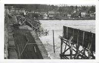 Saint-Cyr-sur-Loire - 2 janvier 1939, la passerelle mise en place durant la reconstruction en béton du pont Bonaparte, jugé vétuste, est prise par les glaces. Le pont est emporté au moment de la débâcle.